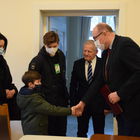 burmistrz Banaszek gratuluje Ksaweremu, obok stoją mama i brat Ksawerego oraz radny Zduńczyk