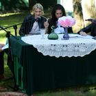 Zastępca burmistrza, 3 kobiety i jedna dziewczynka siedzą za stołem i czytają.