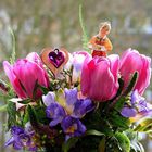 Bukiet kwiatów, z którego wystaje figurka symbolizująca babcię.