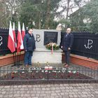 Pomnik pamięci poległych. Po lewej stronie stroi przewodniczący Rady Miasta Mariusz Batorski, po prawej zastępca burmistrza Piotr Gąszcz.