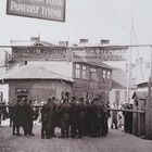 Czarno białe stare zdjęcie przedstawiające szlaban przed wejściem do getta żydowskiego w Otwocku.