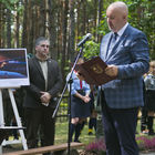 Zastępca burmistrza Józefowa Piotr Gąszcz przemawia podczas uroczystości