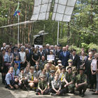 Zdjęcie zbiorowe uczestników uroczystości przed Pomnikiem Lotników