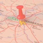 Mapa Warszawy i okolic z wbitą pinezką.